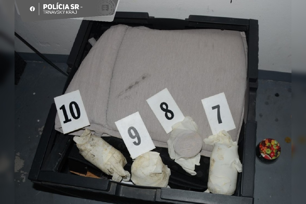 FOTO: Galantskí kriminalisti našli pri domových prehliadkách drogy i peniaze, foto 1