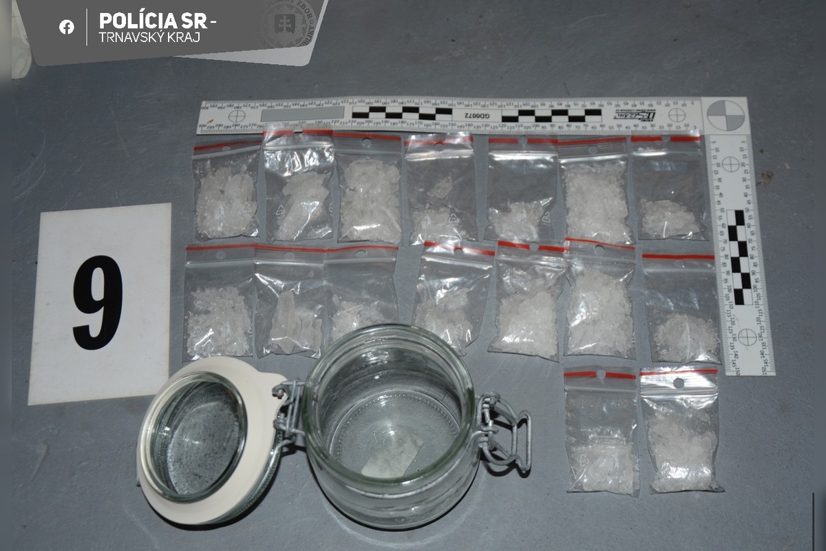 FOTO: Galantskí kriminalisti našli pri domových prehliadkách drogy i peniaze, foto 2
