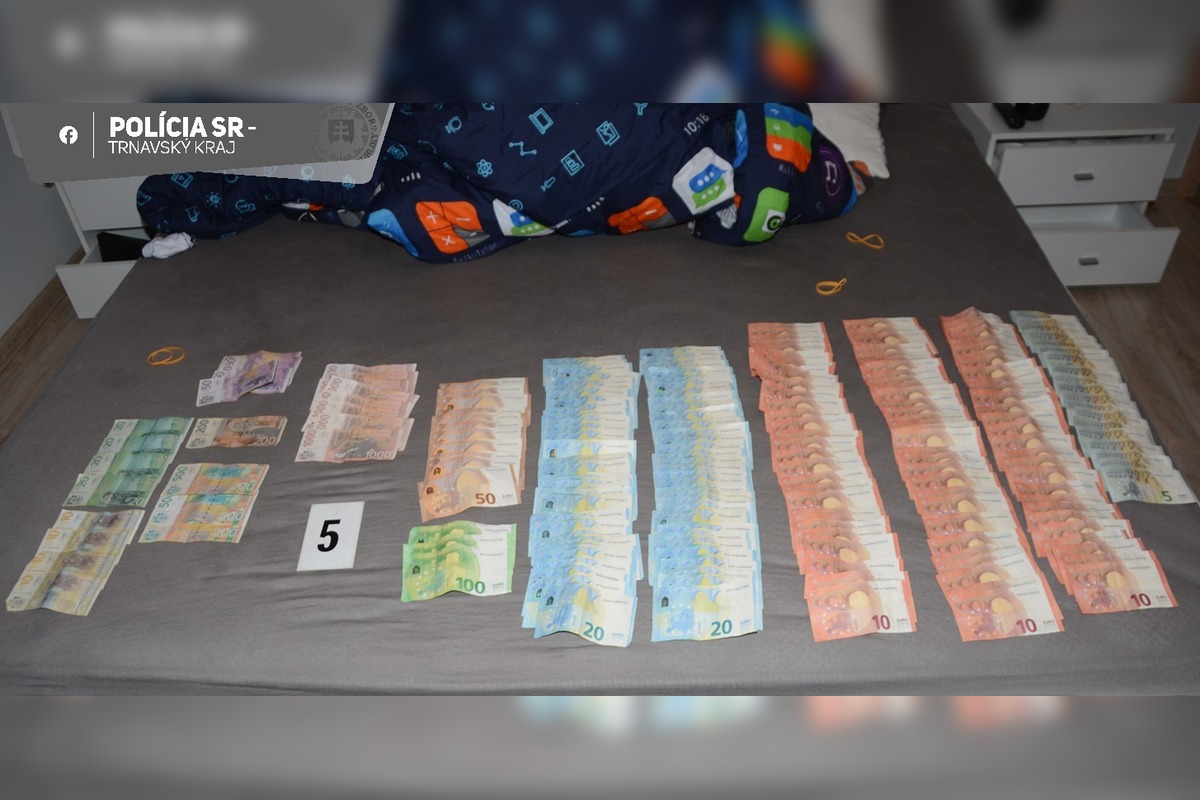 FOTO: Galantskí kriminalisti našli pri domových prehliadkách drogy i peniaze, foto 3