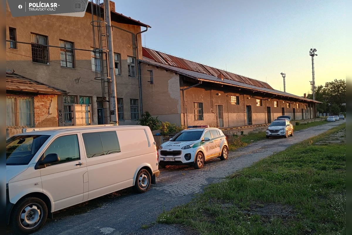 FOTO: Polícia zadržala šesť osôb v opustenom sklade na trnavskej stanici, foto 3