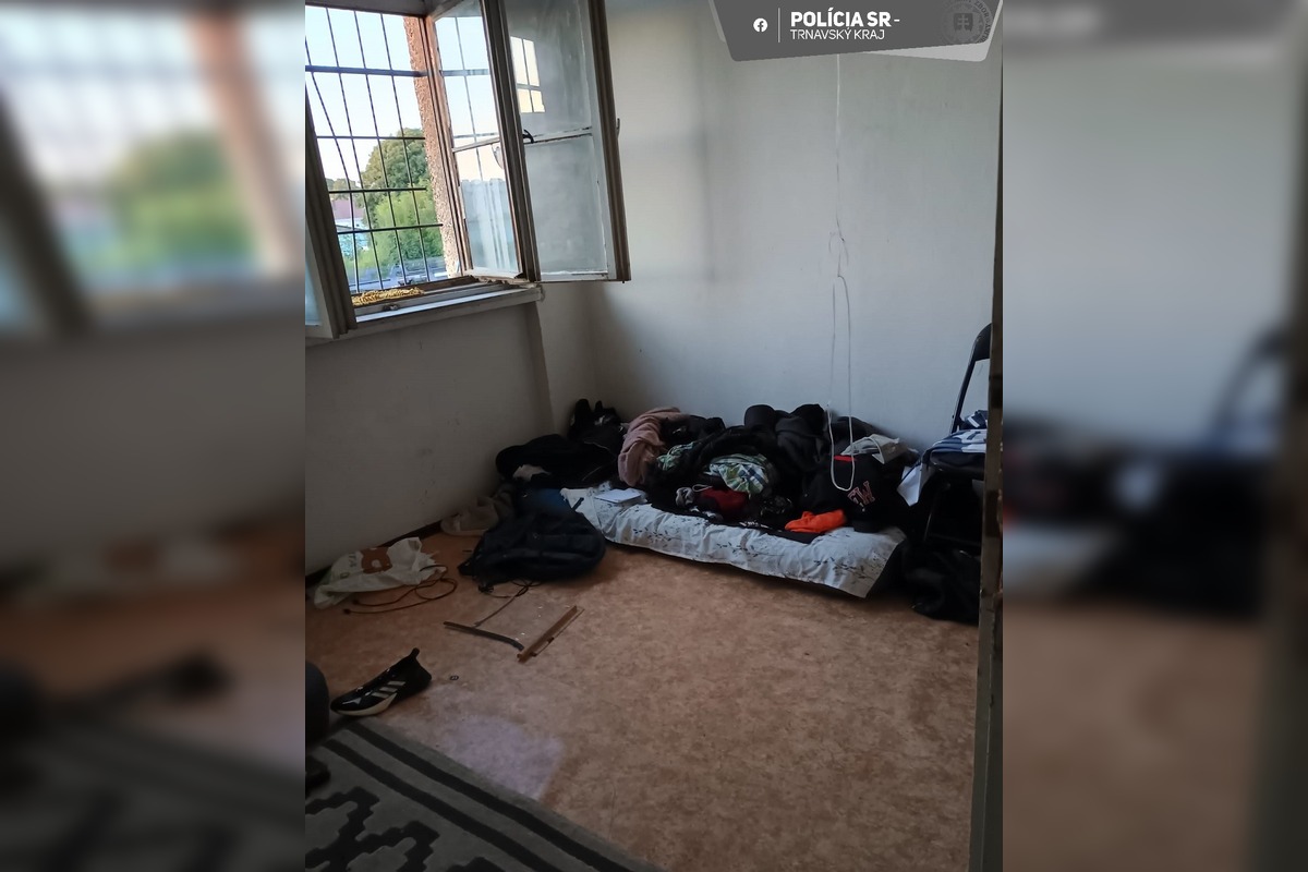FOTO: Polícia zadržala šesť osôb v opustenom sklade na trnavskej stanici, foto 6