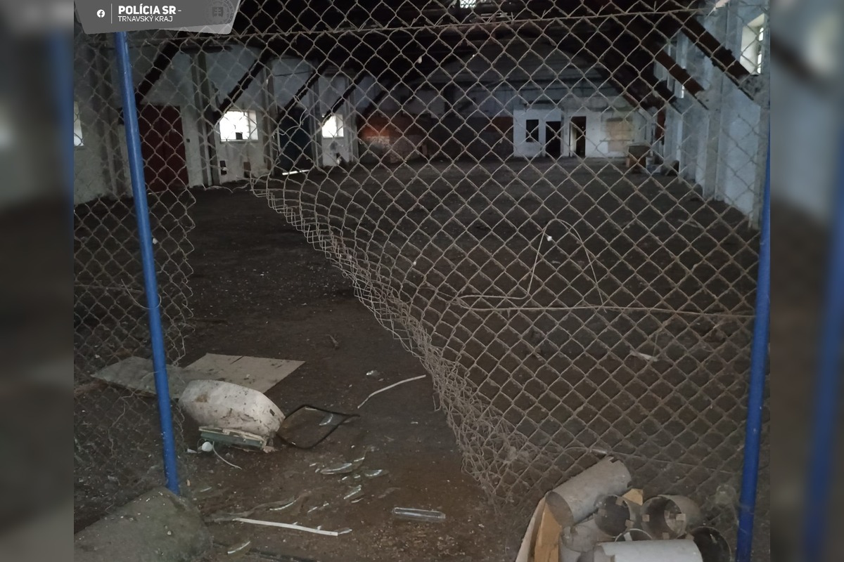 FOTO: Polícia zadržala šesť osôb v opustenom sklade na trnavskej stanici, foto 8