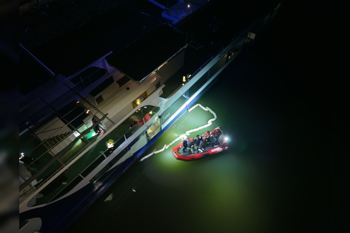 FOTO: V Dunajskej Strede unikla z lode do Dunaja nebezpečná látka, foto 2