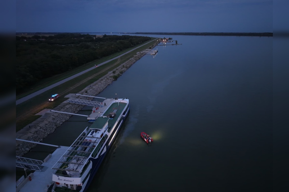 FOTO: V Dunajskej Strede unikla z lode do Dunaja nebezpečná látka, foto 3