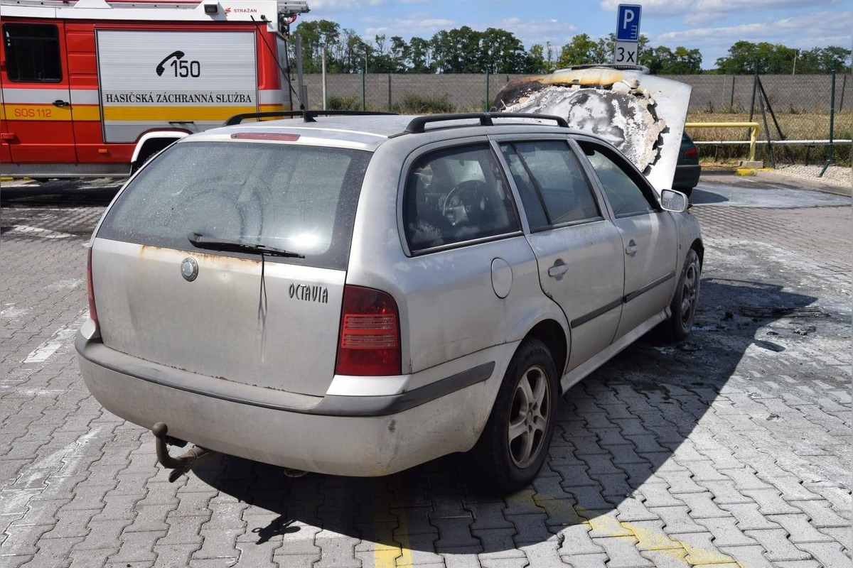 FOTO: Požiar auta v Dolnej Strede, foto 1