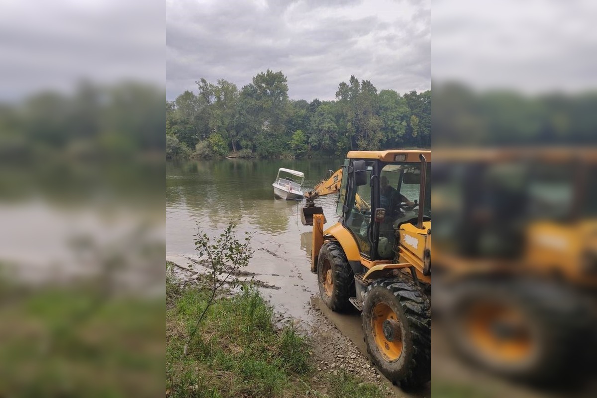 FOTO: Čln uviazol pri moste, foto 1