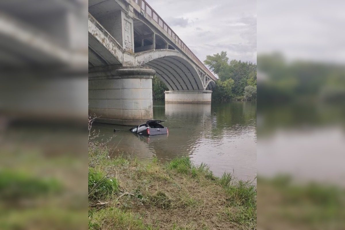 FOTO: Čln uviazol pri moste, foto 2