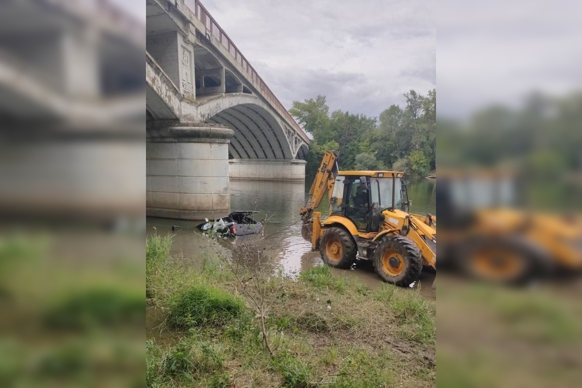 FOTO: Čln uviazol pri moste, foto 3