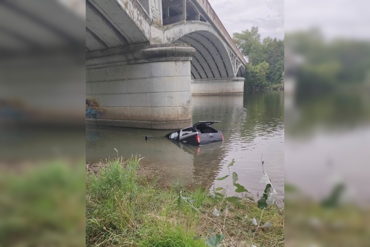 FOTO: Čln uviazol pri moste, foto 4