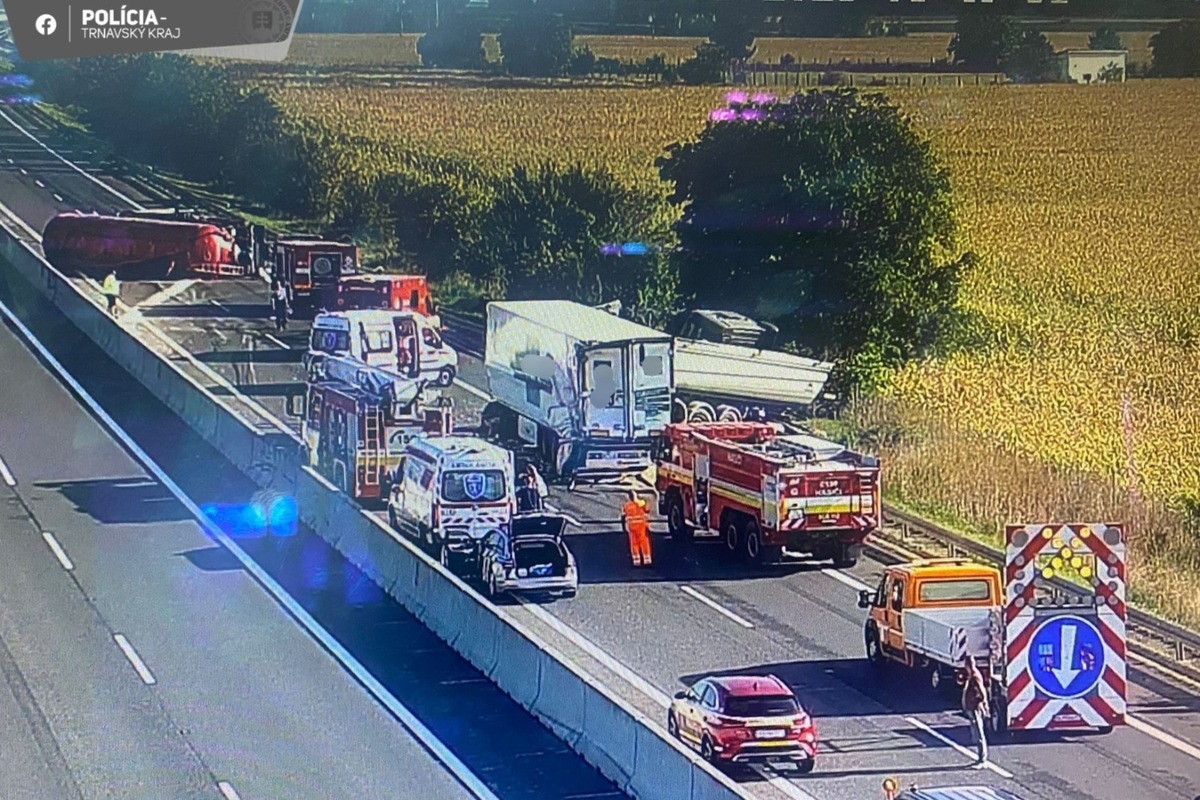 FOTO: Nehoda troch kamiónov na diaľnici, foto 3
