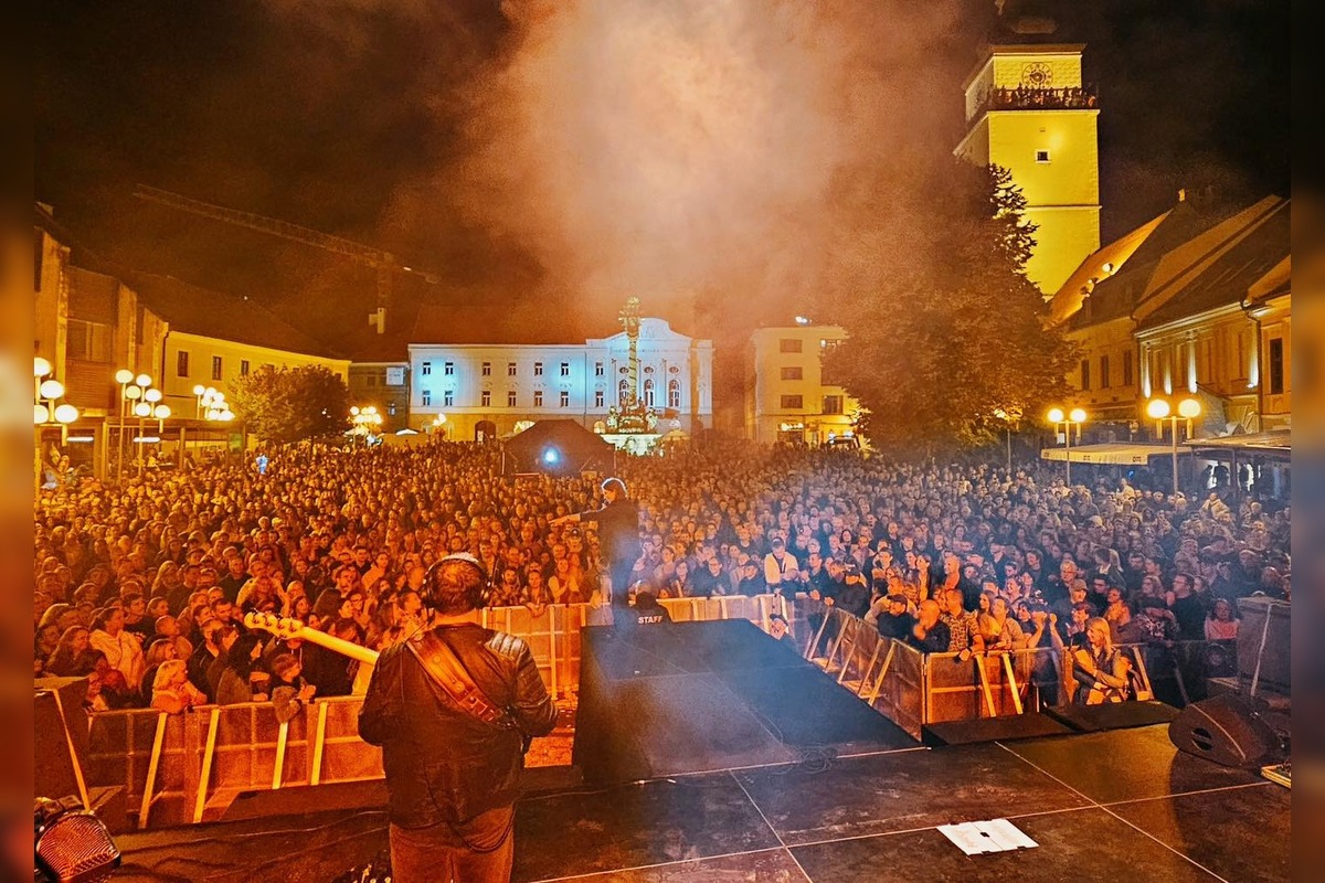 FOTO: Zuzana Smatanová rozospievala na jarmoku Trnavu, foto 2