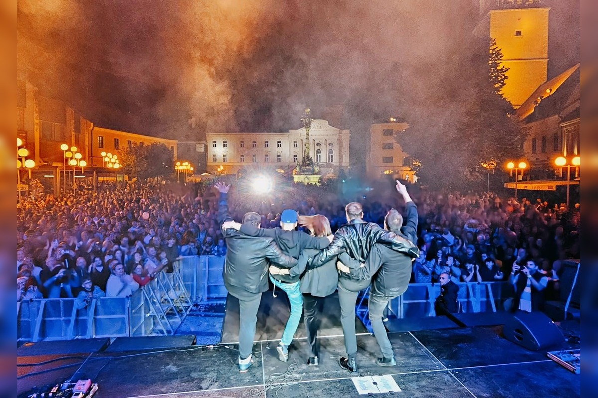 FOTO: Zuzana Smatanová rozospievala na jarmoku Trnavu, foto 4