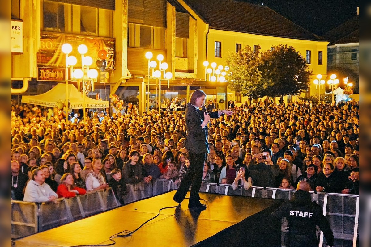 FOTO: Zuzana Smatanová rozospievala na jarmoku Trnavu, foto 6