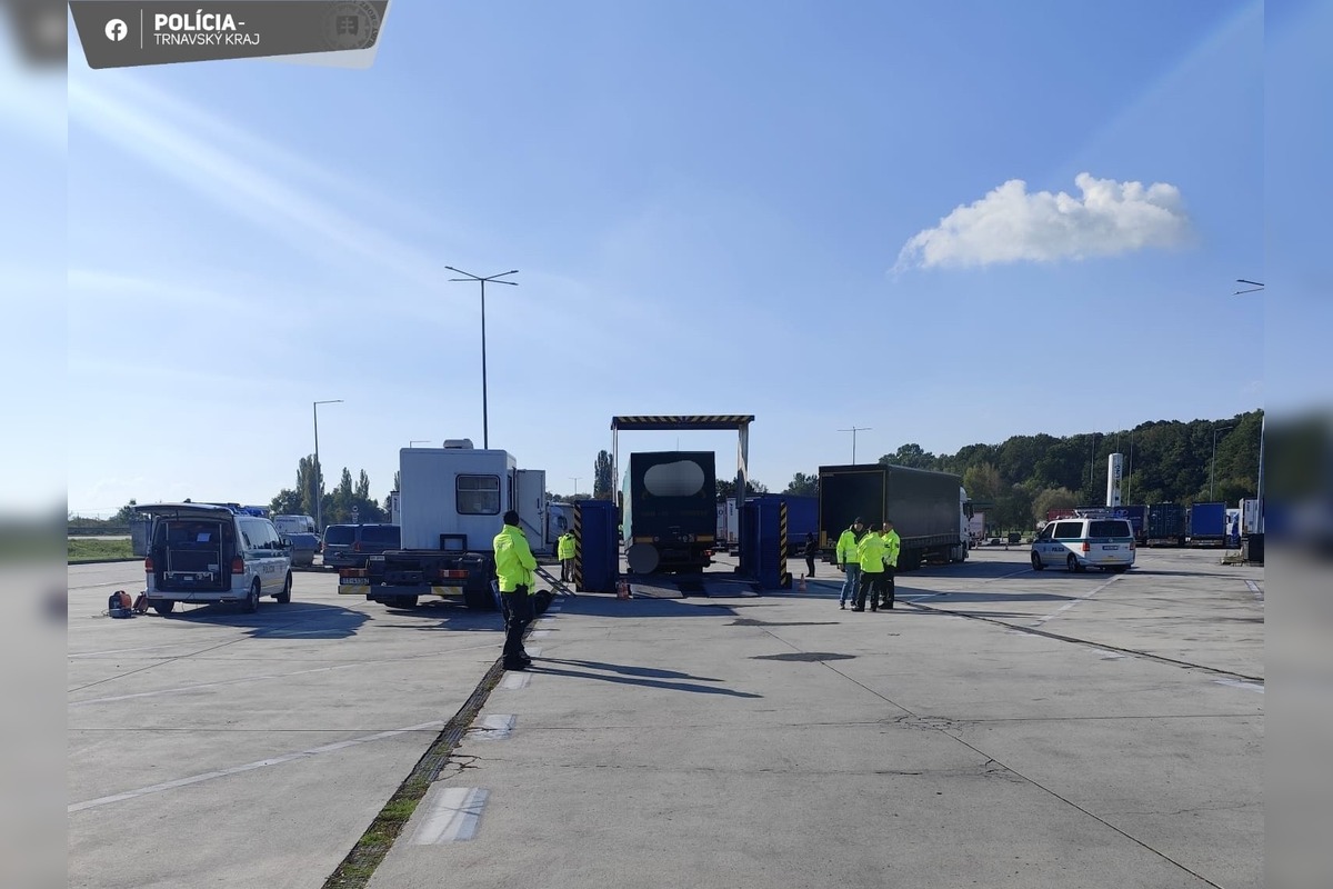 FOTO: Veľká cestná technická kontrola na hraničnom priechode na D2, foto 1