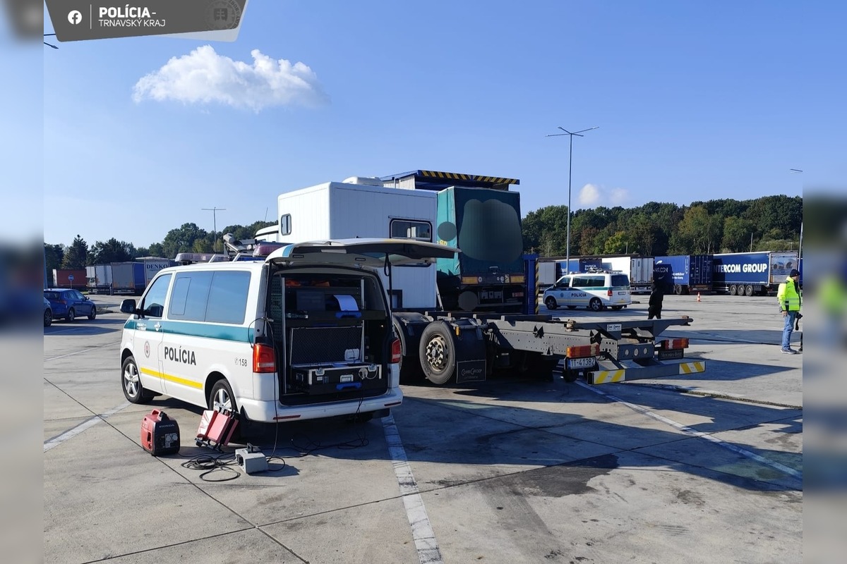 FOTO: Veľká cestná technická kontrola na hraničnom priechode na D2, foto 2