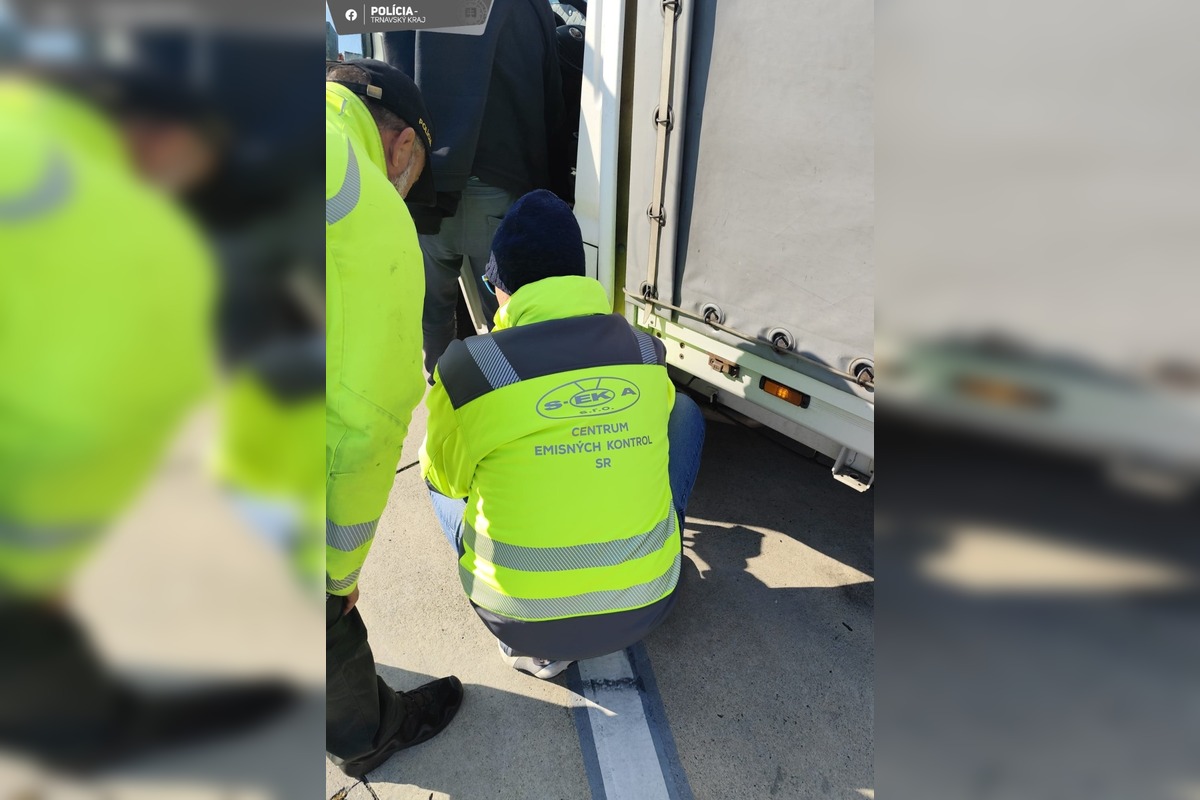 FOTO: Veľká cestná technická kontrola na hraničnom priechode na D2, foto 4