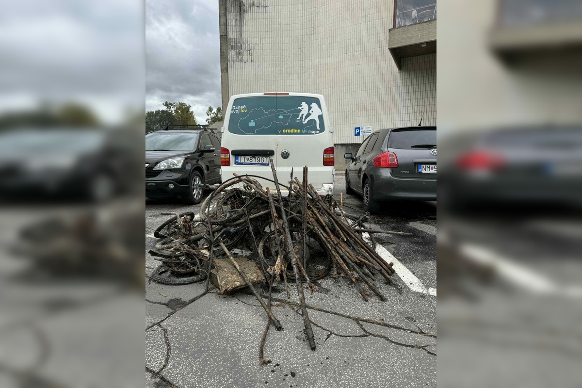 FOTO: Z piešťanskej rieky vytiahli kilá železa, staré bicykle, pneumatiky aj kufre, foto 1