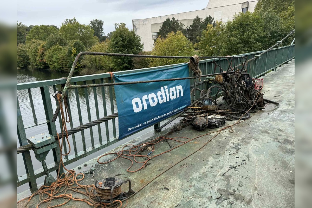 FOTO: Z piešťanskej rieky vytiahli kilá železa, staré bicykle, pneumatiky aj kufre, foto 2