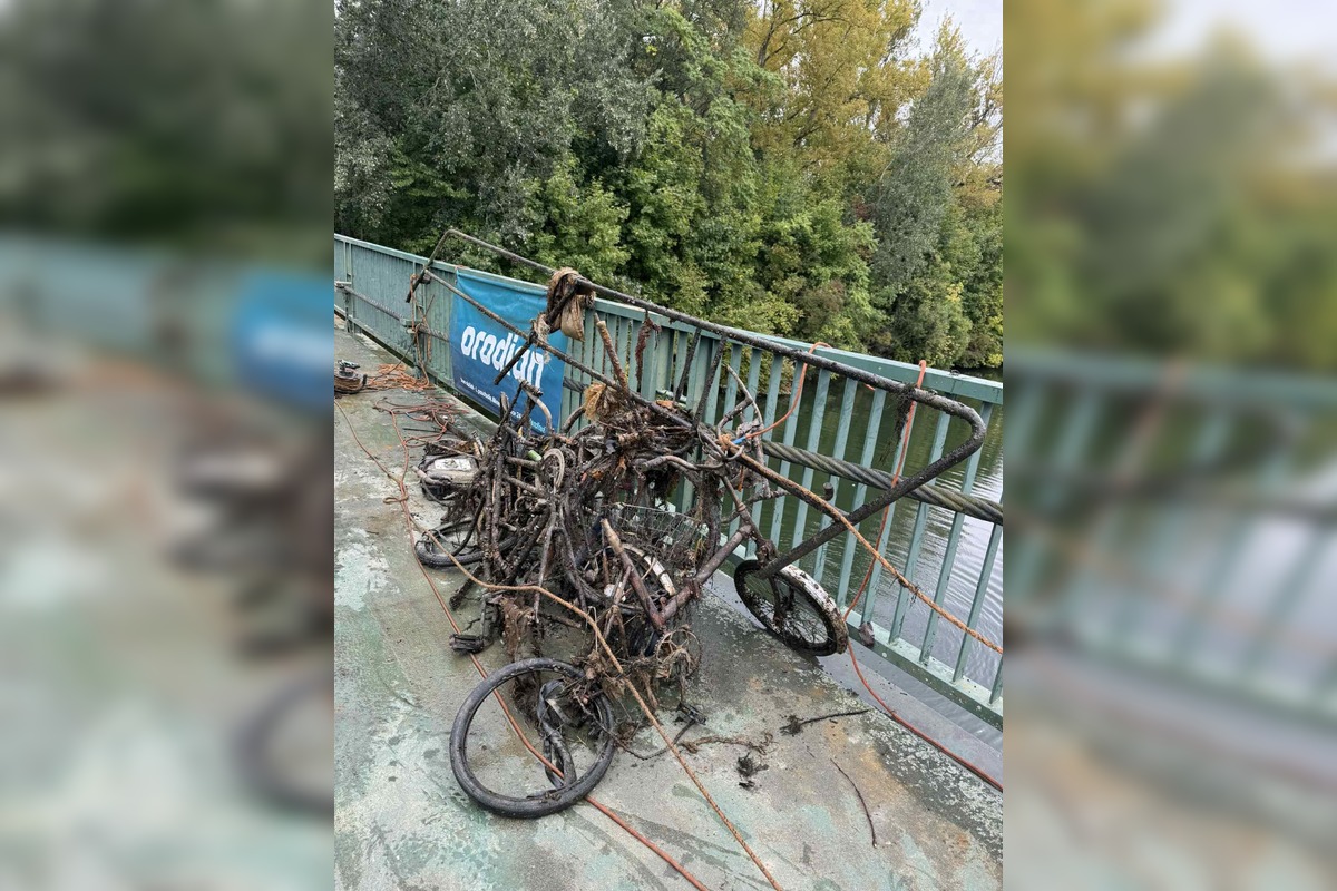 FOTO: Z piešťanskej rieky vytiahli kilá železa, staré bicykle, pneumatiky aj kufre, foto 3
