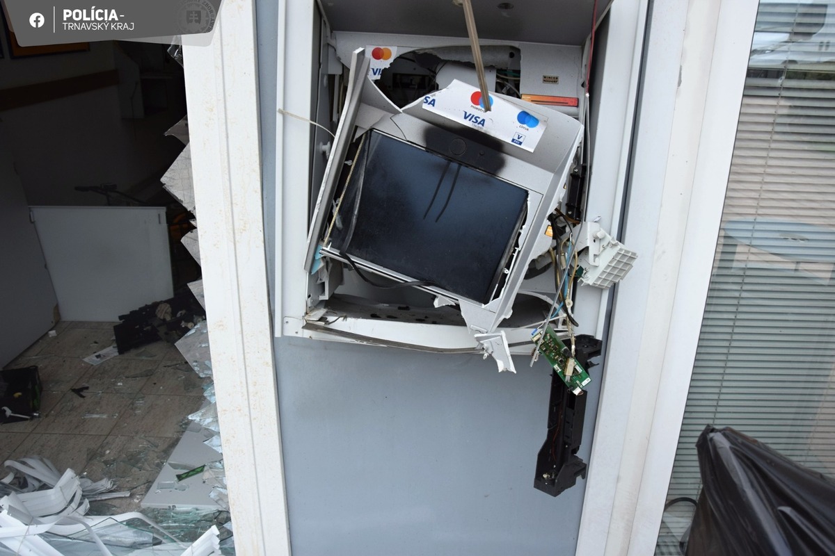 FOTO: Polícia hľadá muža podozrivého z výbuchu bankomatu v Maduniciach, foto 5