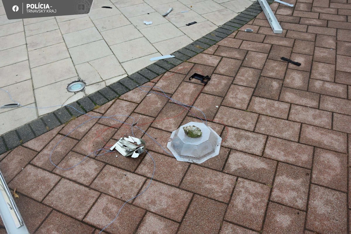 FOTO: Polícia hľadá muža podozrivého z výbuchu bankomatu v Maduniciach, foto 8