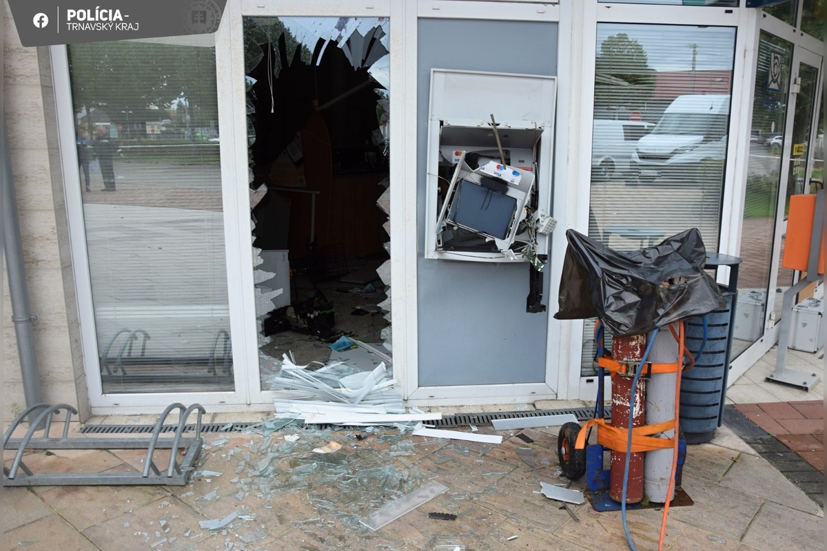 FOTO: Polícia hľadá muža podozrivého z výbuchu bankomatu v Maduniciach, foto 9