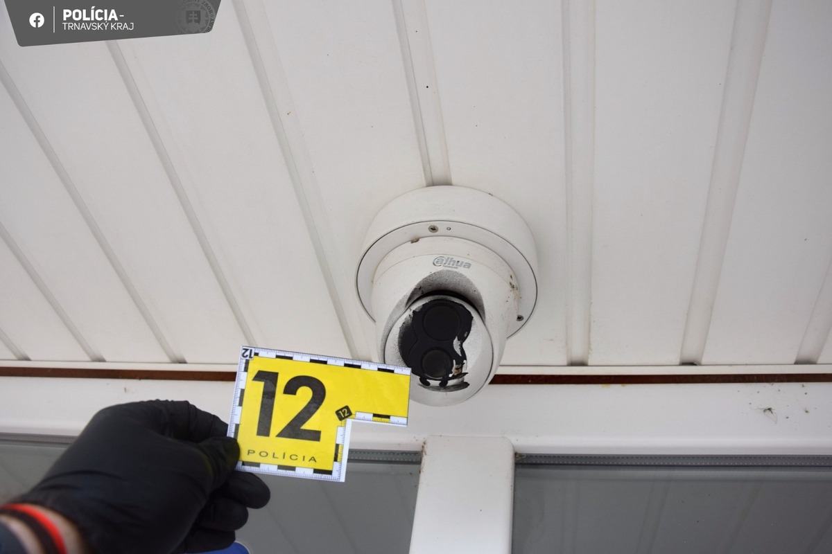 FOTO: Polícia hľadá muža podozrivého z výbuchu bankomatu v Maduniciach, foto 10