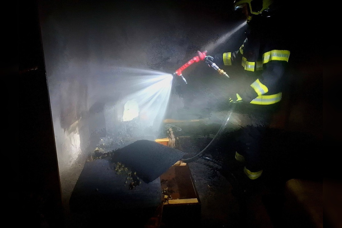 FOTO: Zásah hasičov pri požiari rodinného domu vo Vrbine, foto 3