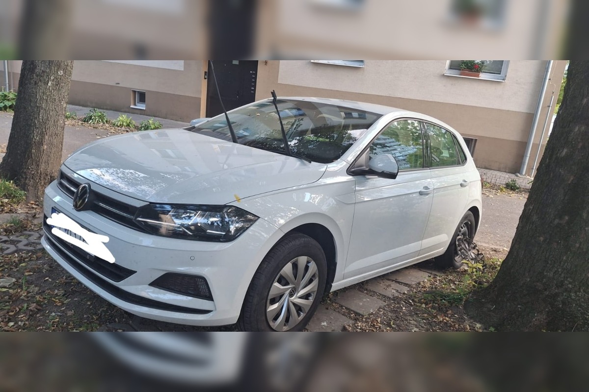 FOTO: Trnavčanovi niekto poškodil zaparkované auto, foto 2