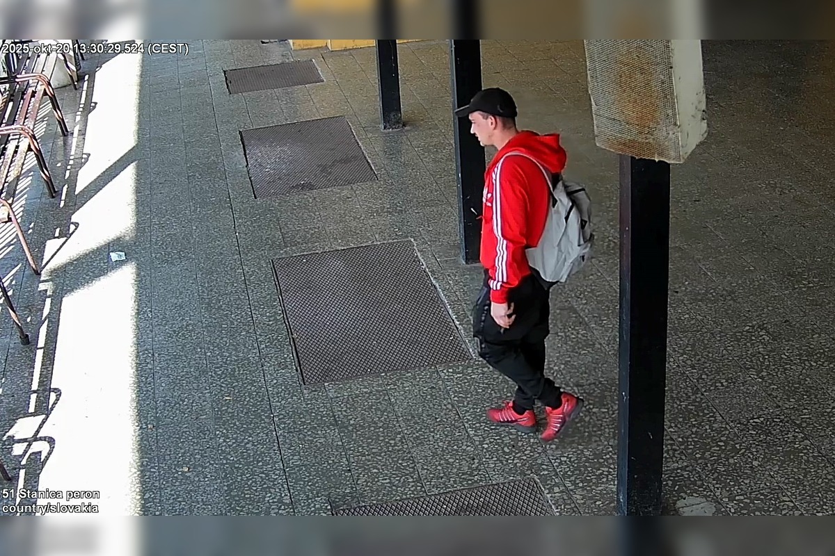 FOTO: Pomôžte polícii zo Serede stotožniť osoby z kamerového záznamu, hľadá svedkov krádeže bicyklov, foto 1