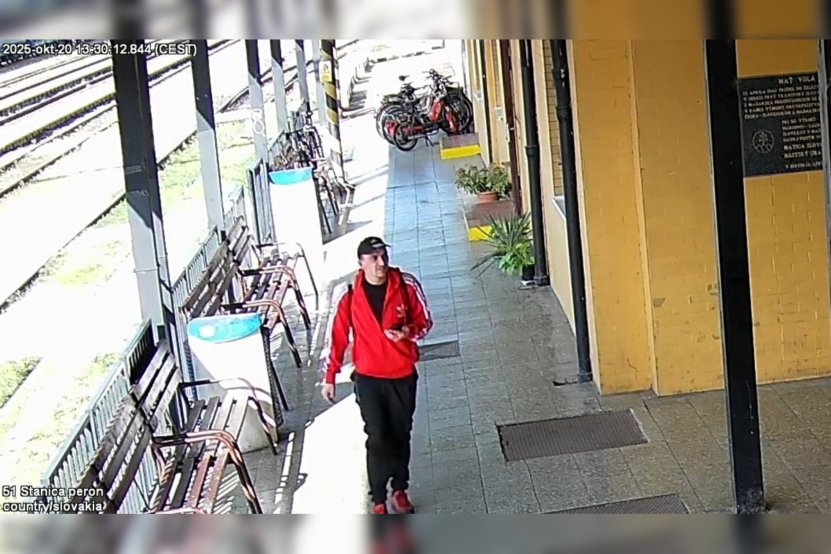FOTO: Pomôžte polícii zo Serede stotožniť osoby z kamerového záznamu, hľadá svedkov krádeže bicyklov, foto 2