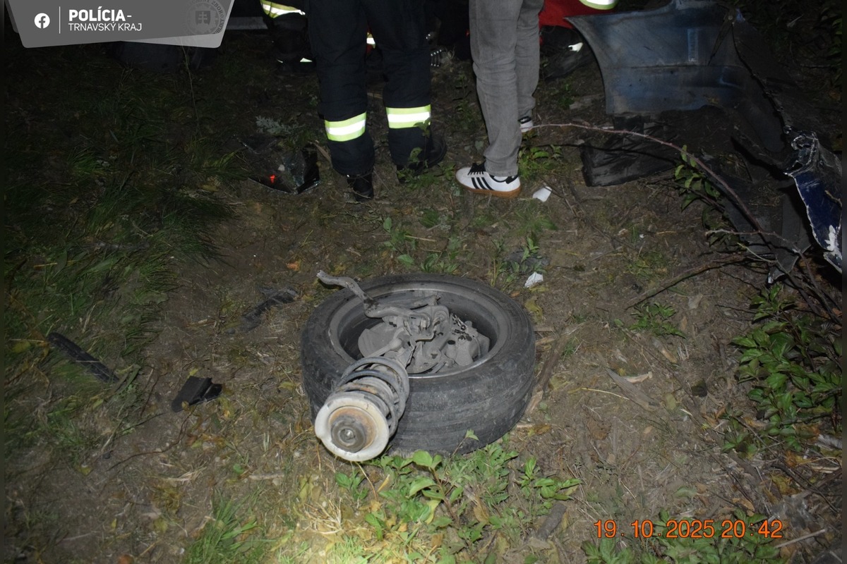 FOTO: Na D1 narazil kamión do odstaveného auta, foto 1