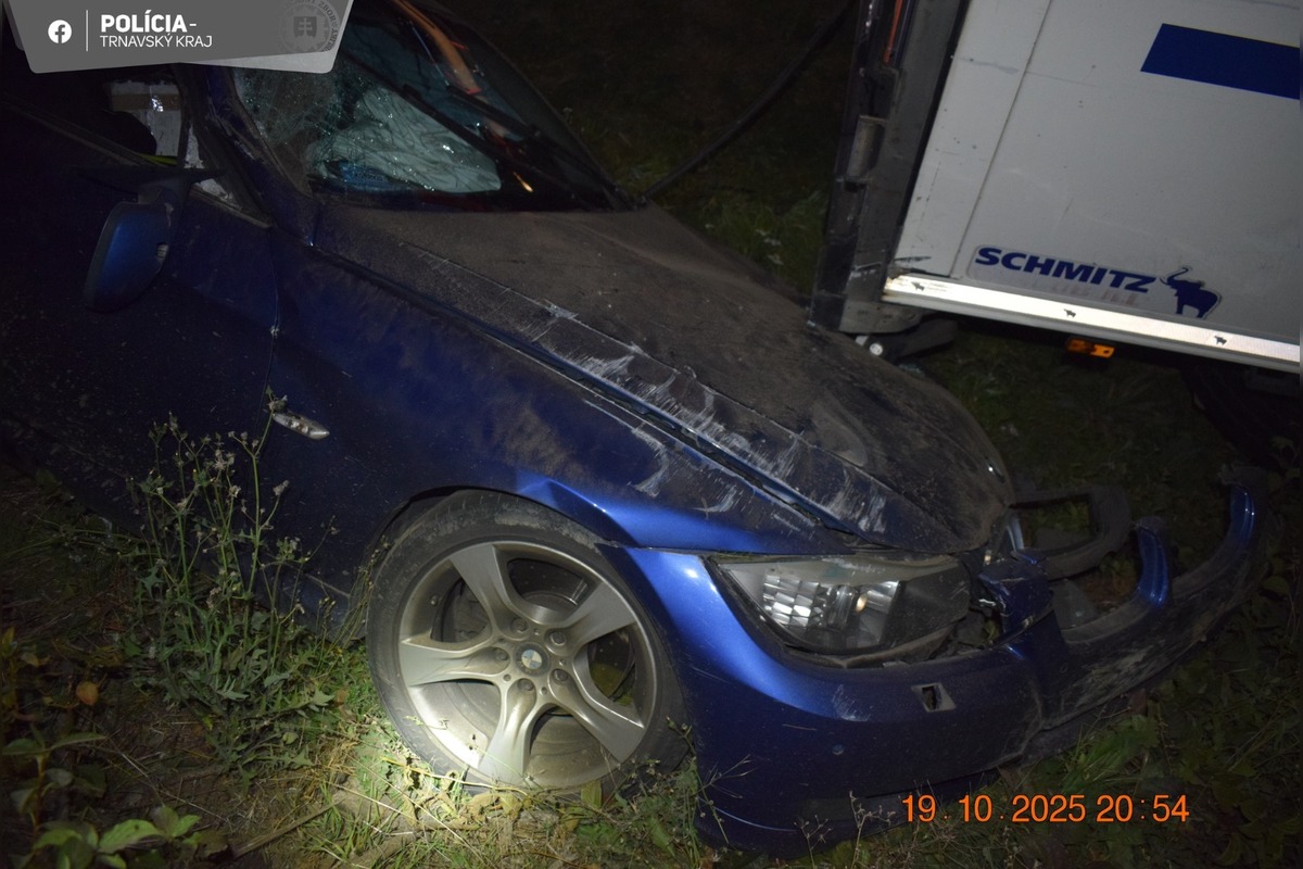 FOTO: Na D1 narazil kamión do odstaveného auta, foto 2