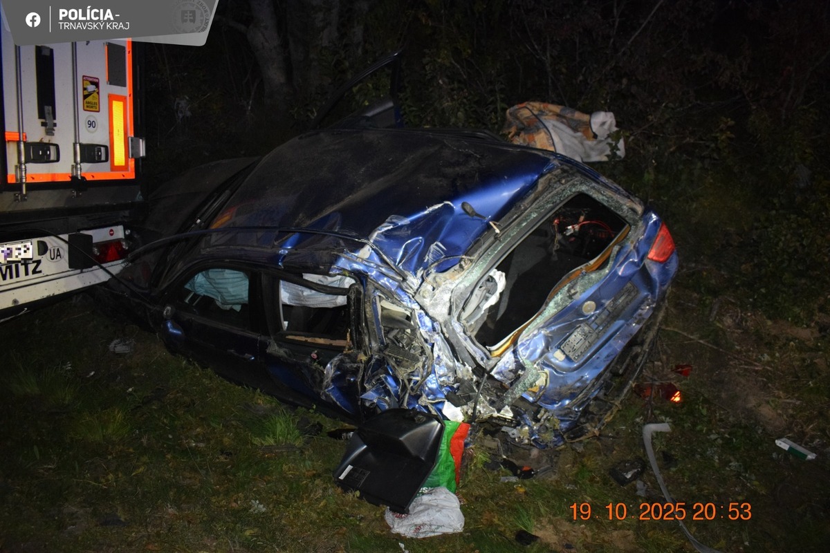 FOTO: Na D1 narazil kamión do odstaveného auta, foto 3