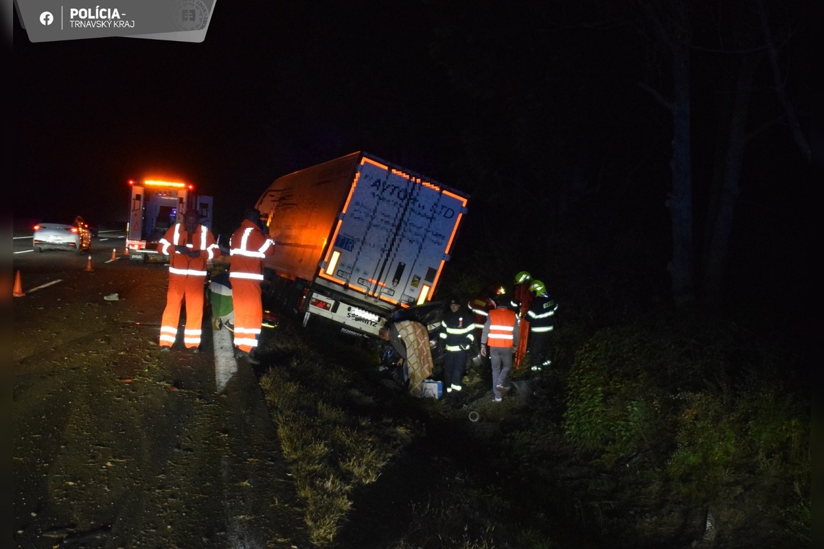 FOTO: Na D1 narazil kamión do odstaveného auta, foto 4