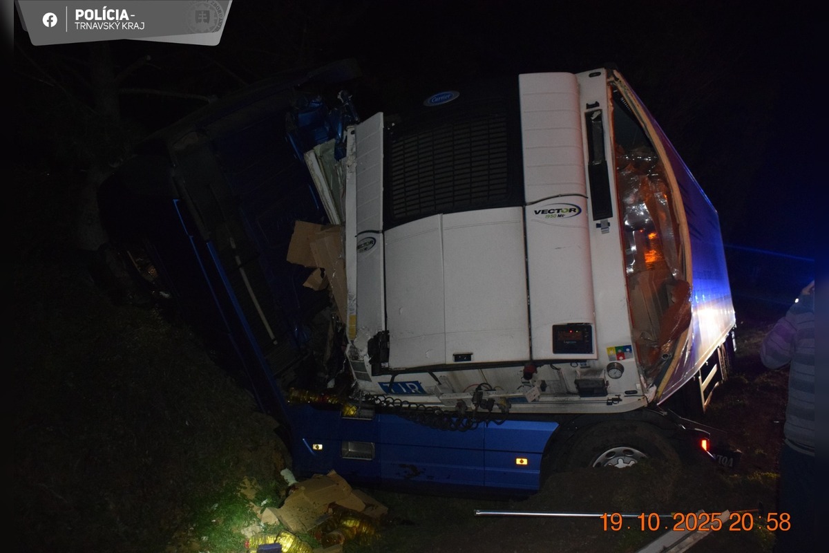 FOTO: Na D1 narazil kamión do odstaveného auta, foto 5