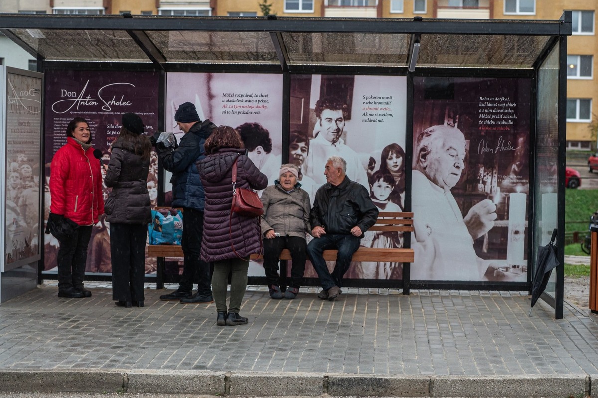 FOTO: V Skalici oficiálne otvorili novú autobusovú zastávku, foto 6