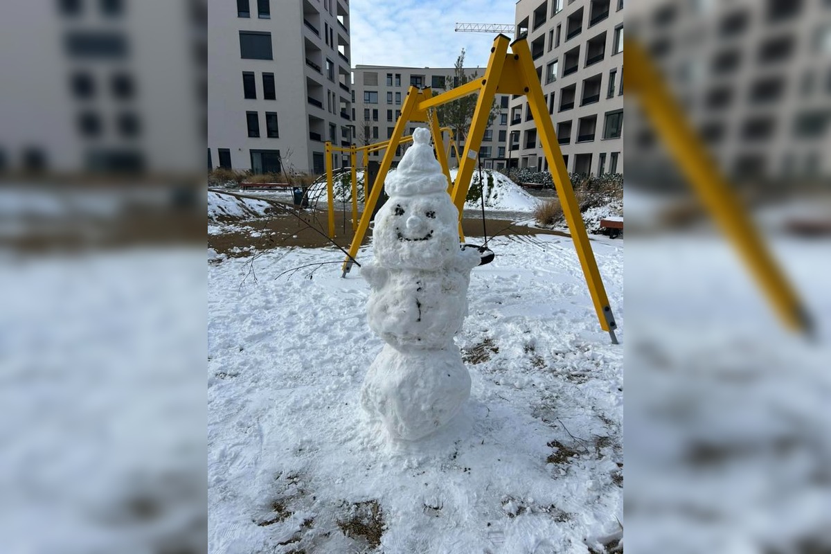 FOTO: Z prvého snehu v Trnave vzniklo hneď niekoľko snehuliakov, foto 1