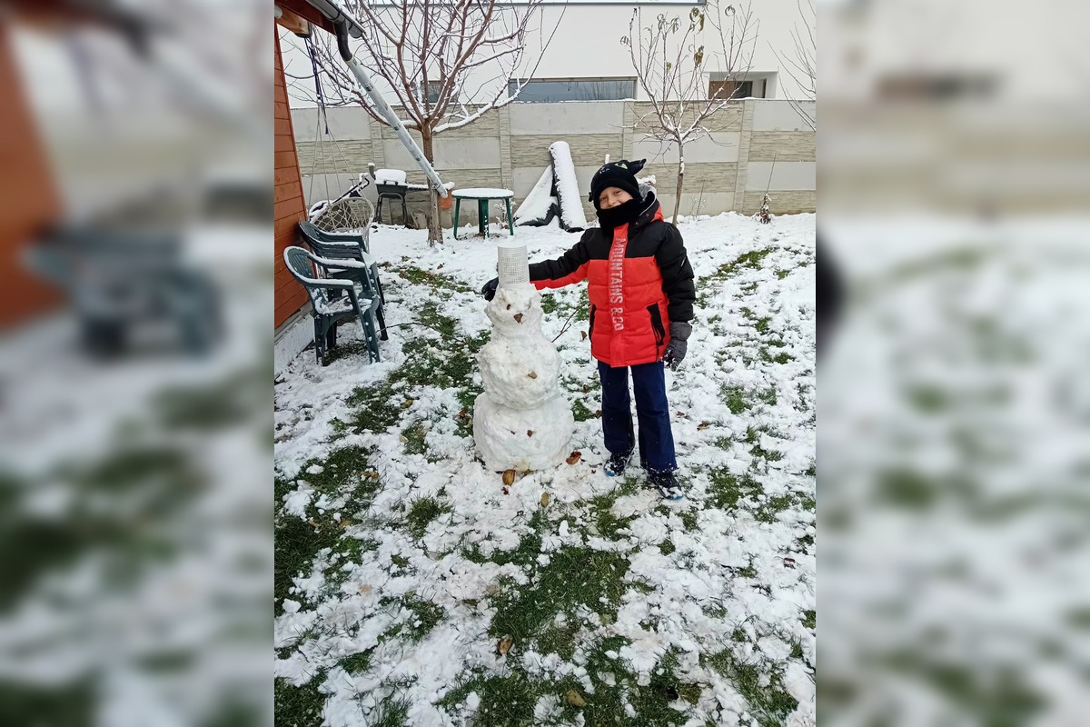 FOTO: Z prvého snehu v Trnave vzniklo hneď niekoľko snehuliakov, foto 2