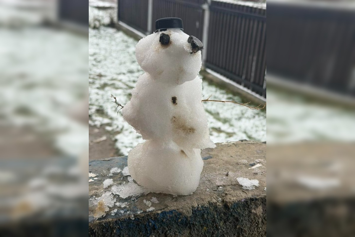 FOTO: Z prvého snehu v Trnave vzniklo hneď niekoľko snehuliakov, foto 3