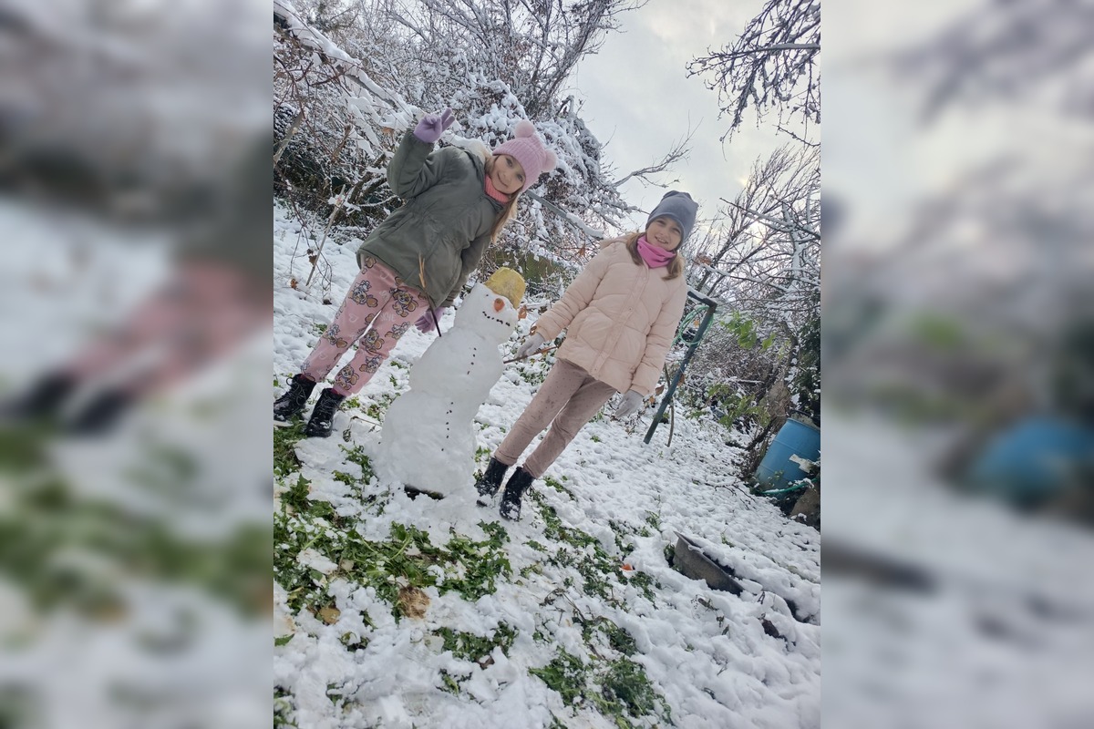 FOTO: Z prvého snehu v Trnave vzniklo hneď niekoľko snehuliakov, foto 4