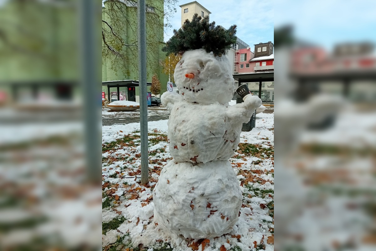 FOTO: Z prvého snehu v Trnave vzniklo hneď niekoľko snehuliakov, foto 5