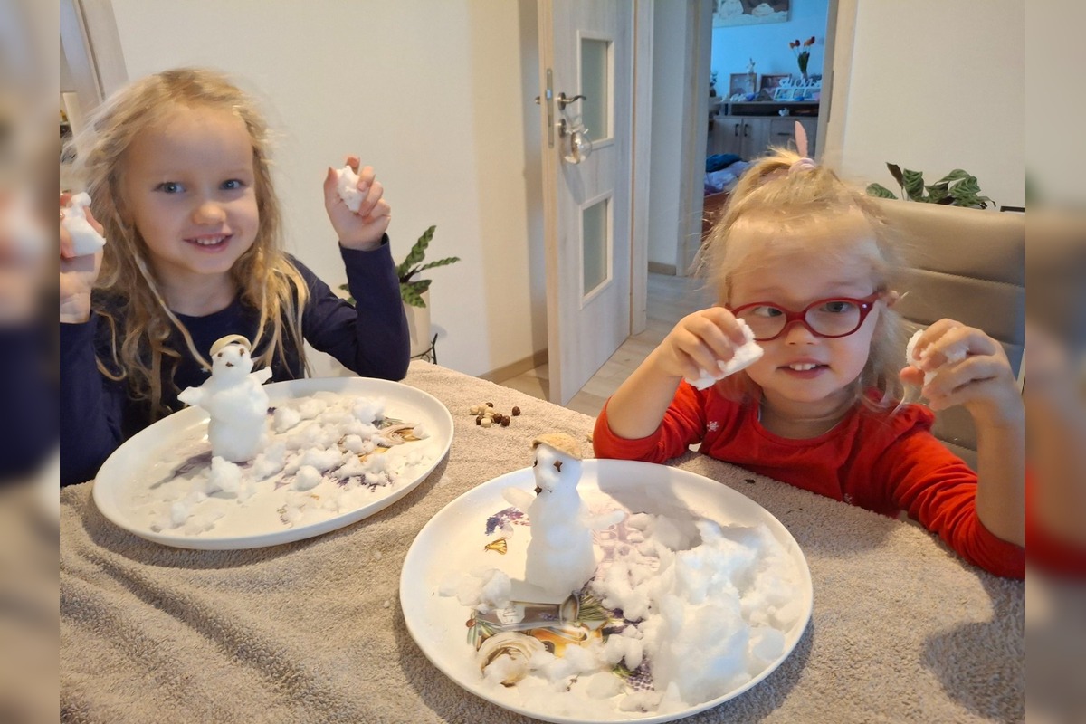 FOTO: Z prvého snehu v Trnave vzniklo hneď niekoľko snehuliakov, foto 6