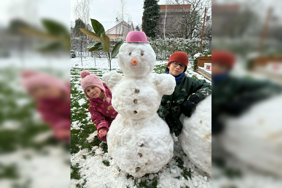 FOTO: Z prvého snehu v Trnave vzniklo hneď niekoľko snehuliakov, foto 9