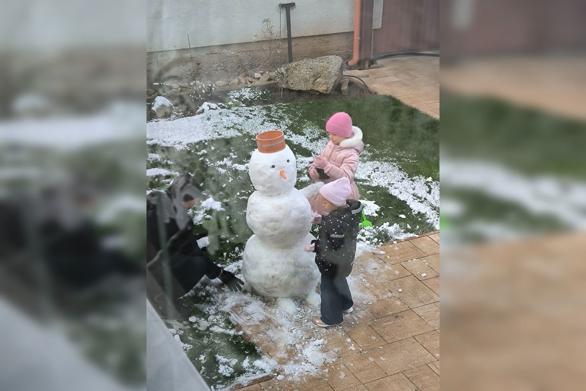 FOTO: Z prvého snehu v Trnave vzniklo hneď niekoľko snehuliakov, foto 10