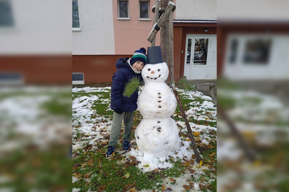 FOTO: Z prvého snehu v Trnave vzniklo hneď niekoľko snehuliakov, foto 11