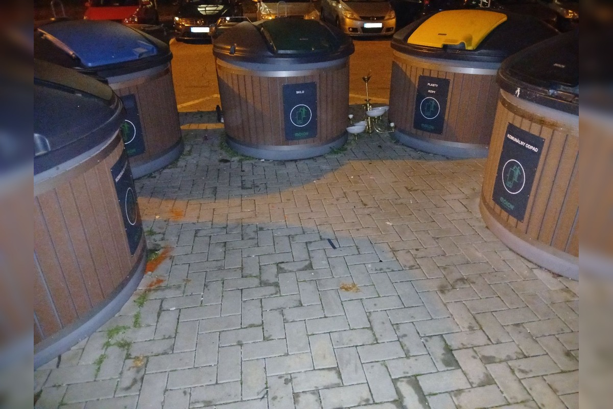 FOTO: Vyhádzané smetné koše sú žiaľ bežnou realitou v Trnave, foto 6