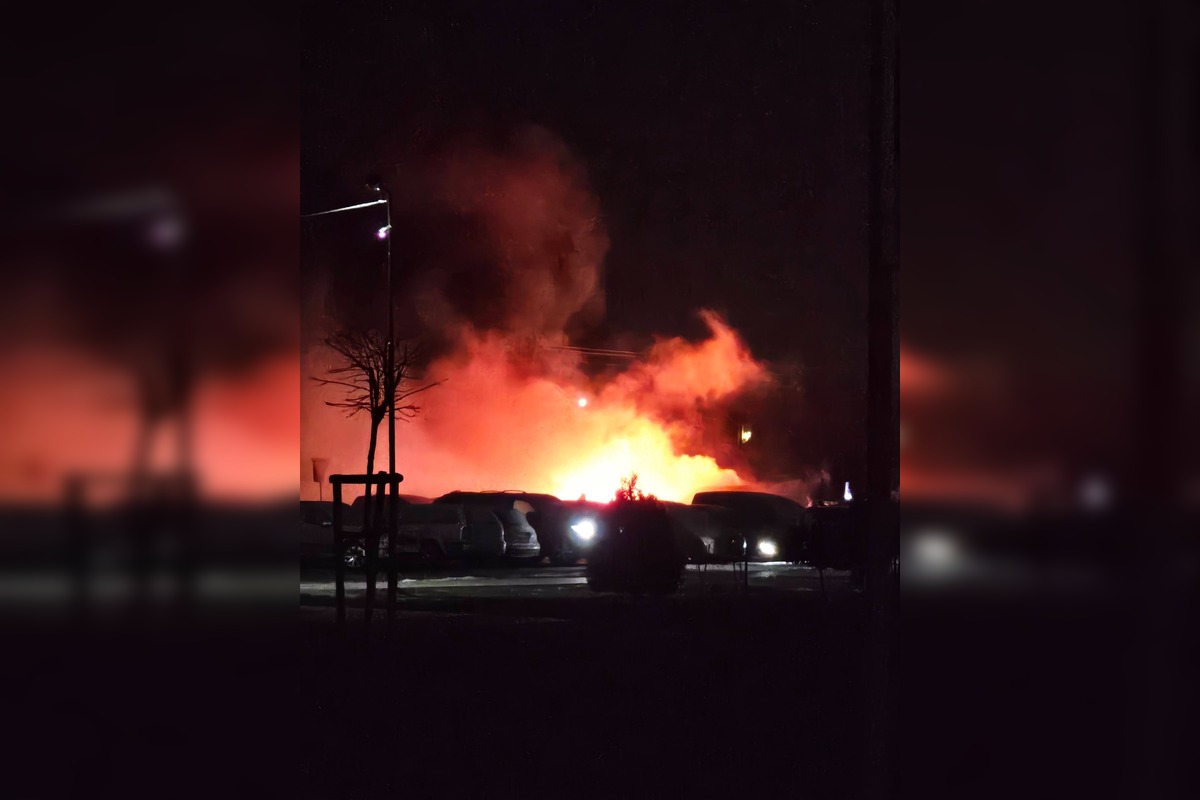 FOTO: Požiar na parkovisku v Sládkovičove, foto 1