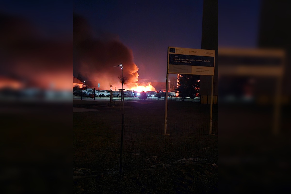 FOTO: Požiar na parkovisku v Sládkovičove, foto 2