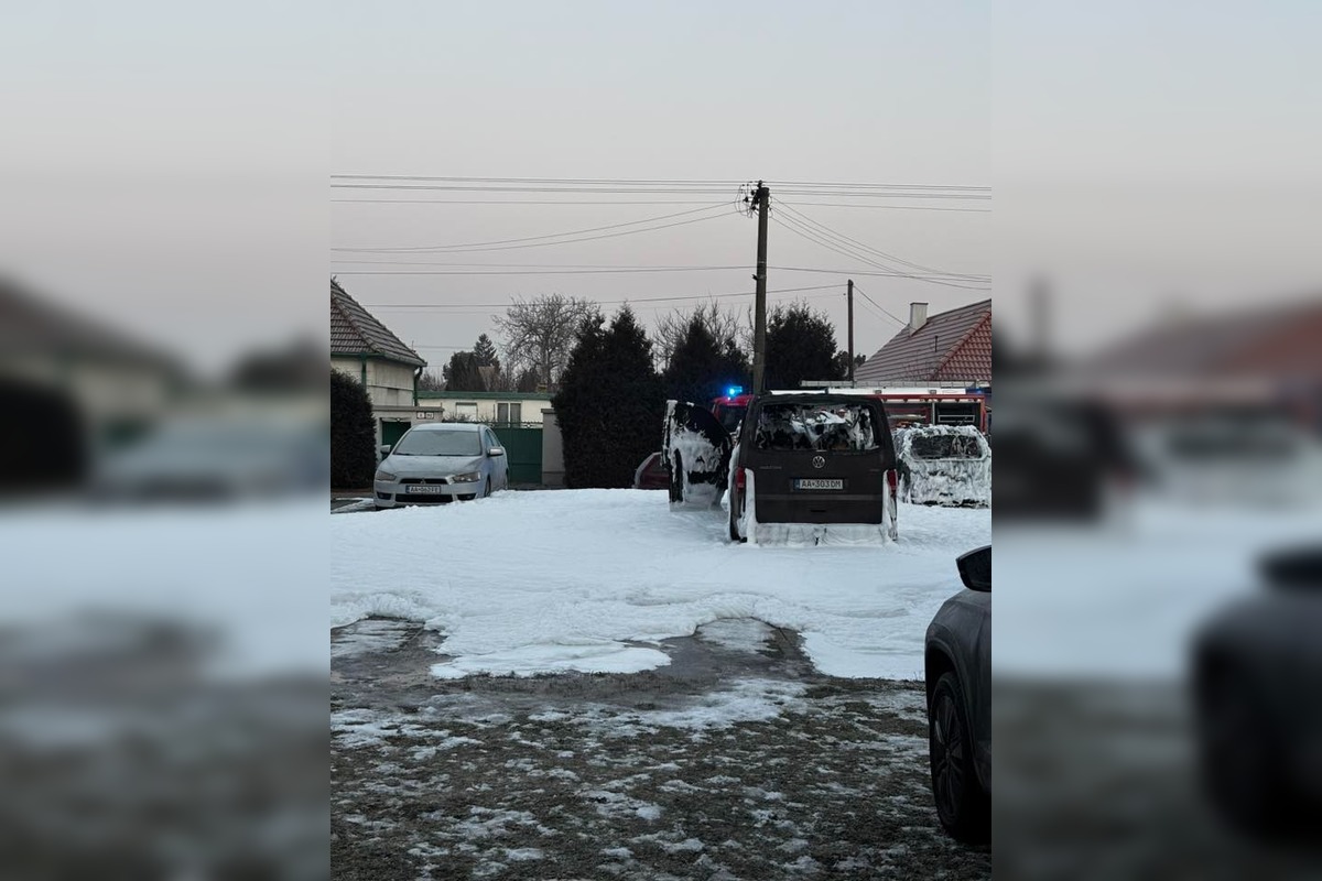 FOTO: Požiar na parkovisku v Sládkovičove, foto 3